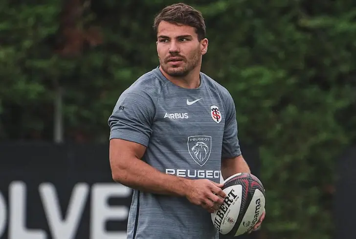 Antoine Dupont with rugby ball