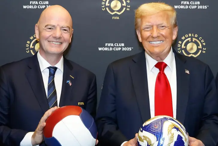 Trump & Infantino in VIP at match